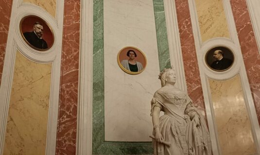 clara campoamor entra en la galeria de ilustres del congreso y se convierte en la primera mujer con tondo en la camara