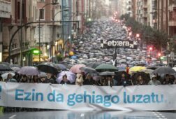 miles de personas se manifiestan en bilbao para pedir el fin de las medidas de excepcion a presos de eta