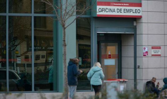 el paro cierra 2025 en su menor nivel en 18 anos su mayor caida desde 2022