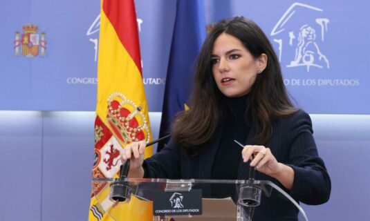 vox acusa a feijoo de dar a sanchez un balon de oxigeno por la reunion