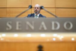 el presidente del senado advierte a sanchez de consecuencias juridicas si no acude al pleno sobre adamuz