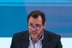 puente acusa a feijoo de hacerse eco de bulos y dice que la via se rompio minutos u horas antes