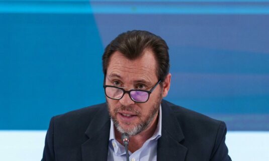 puente acusa a feijoo de hacerse eco de bulos y dice que la via se rompio minutos u horas antes