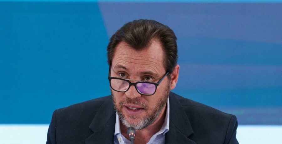 puente acusa a feijoo de hacerse eco de bulos y dice que la via se rompio minutos u horas antes