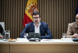 el gobierno plantea subir el smi un 31 para 2026 hasta 1 221 euros al mes sin tributacion en irpf