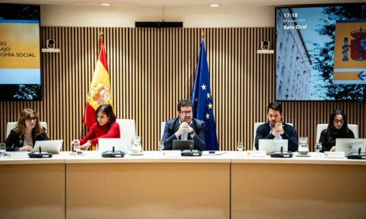 trabajo acuerda con ccoo y ugt subir el smi un 31 en 2026 hasta los 1 221 euros al mes