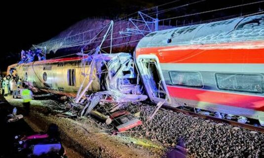 al menos dos muertos tras descarrilar dos trenes de alta velocidad en adamuz cordoba