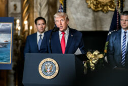 trump promete una transicion a la democracia en venezuela y anuncia que invertira en su infraestructura petrolera