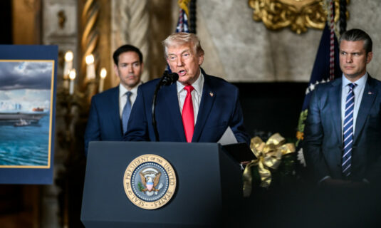 trump promete una transicion a la democracia en venezuela y anuncia que invertira en su infraestructura petrolera