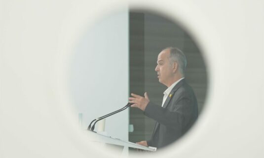 junts acusa a podemos de chantaje y le pide aclarar posicion con las competencias en inmigracion