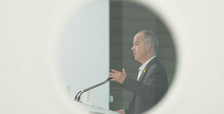 junts acusa a podemos de chantaje y le pide aclarar posicion con las competencias en inmigracion