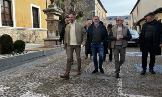 abascal acusa a manueco de ofrecer continuismo con rajoy como modelo y critica la guerra sucia contra vox