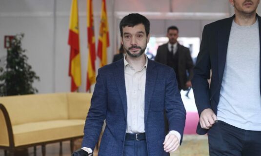 bustinduy critica a vox por apoyar a los oligarcas trumpistas como musk y les acusa de vendepatrias