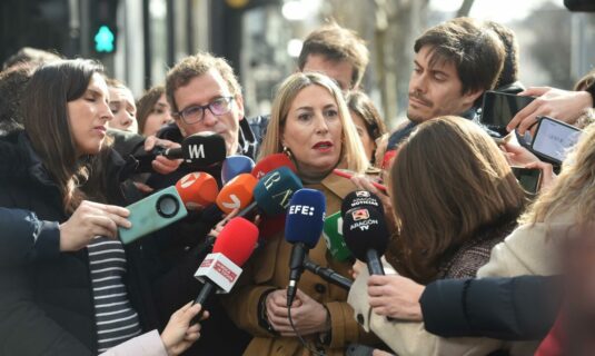 guardiola avisa de tiempos raros y con mucho ruido en politica y pide a vox que decida ya si se pone a trabajar