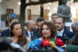 montero minimiza las encuestas y augura que andalucia se levantara contra moreno para defender los servicios publicos