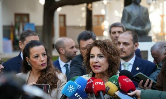 montero minimiza las encuestas y augura que andalucia se levantara contra moreno para defender los servicios publicos
