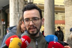 podemos propone planes de trabajo garantizado y empresas publicas de banca y transporte contra la despoblacion