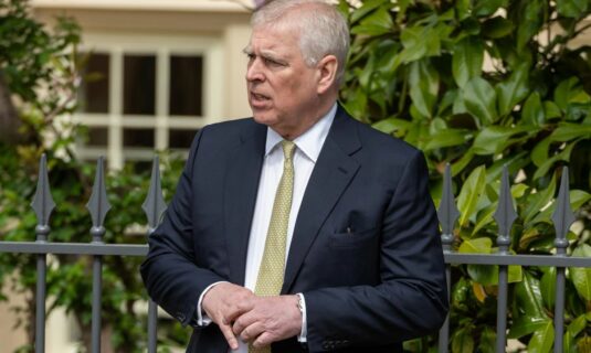 el principe andres hermano del rey carlos iii arrestado por la policia britanica