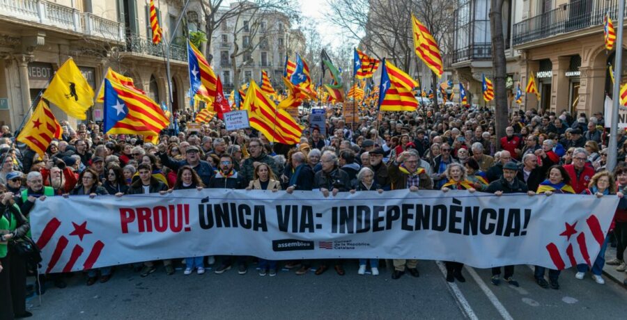 unas 8 000 personas se manifiestan en barcelona por rodalies segun el ayuntamiento 30 000 segun convocantes