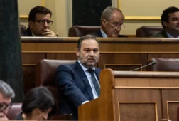 el congreso no indemnizara a abalos por su cese al estar suspendido cuando lo pidio y ser incompatible con su jubilacion
