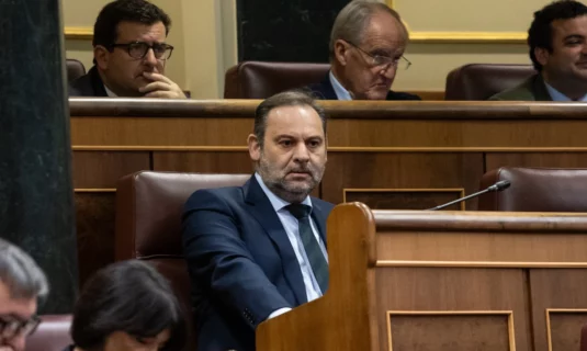 el congreso no indemnizara a abalos por su cese al estar suspendido cuando lo pidio y ser incompatible con su jubilacion