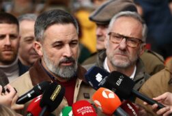 abascal acusa a aznar de dinamitar negociaciones con vox y reta a feijoo quiero saber si le cree