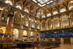 el ibex 35 alcanza por primera vez en su historia los 18 100 enteros tras impulsarse un 131