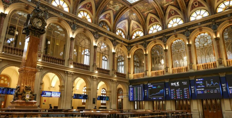 el ibex 35 alcanza por primera vez en su historia los 18 100 enteros tras impulsarse un 131