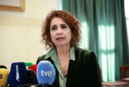 el gobierno censura a feijoo por inventarse una polemica y una cortina de humo con el regreso del rey emerito