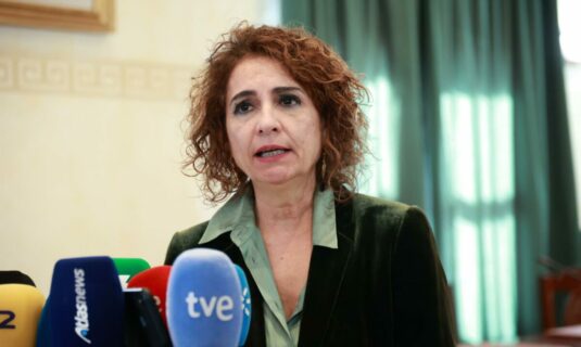 el gobierno censura a feijoo por inventarse una polemica y una cortina de humo con el regreso del rey emerito