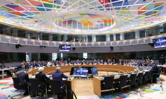 el eurogrupo debate el papel internacional del euro y retoma la discusion sobre los eurobonos