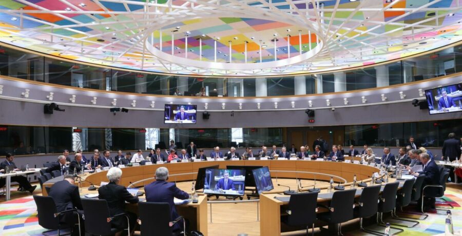 el eurogrupo debate el papel internacional del euro y retoma la discusion sobre los eurobonos