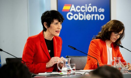 el gobierno resta importancia a las criticas de felipe gonzalez y dice que su voz es una mas