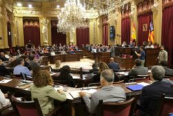 el parlament balear debate este martes la propuesta del pp para prohibir el burka y el niqab en espacios publicos