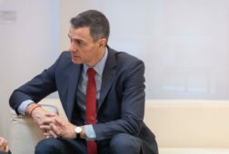 sanchez prohibira las redes sociales a menores de 16 anos y perseguira a plataformas que no eliminen contenido de odio