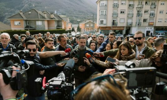 abascal pide a feijoo que presente una mocion de censura contra sanchez