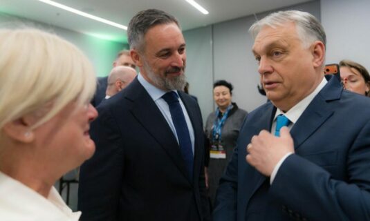 abascal llega a hungria para participar en la conferencia conservadora cpac junto a orban y milei