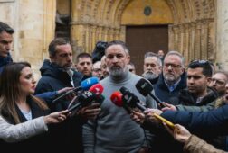 abascal cree que a feijoo espana le queda grande duda de su liderazgo y de que cyl tenga autonomia