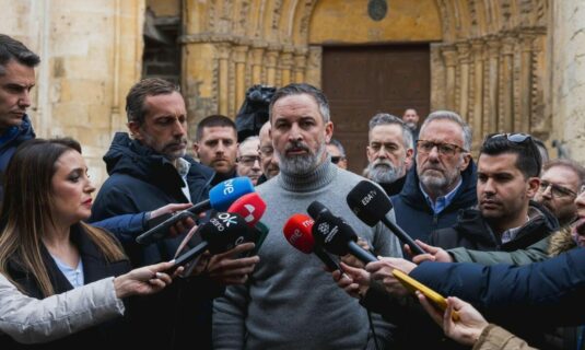 abascal cree que a feijoo espana le queda grande duda de su liderazgo y de que cyl tenga autonomia