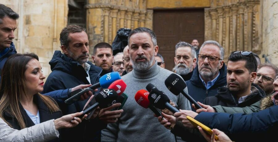 abascal cree que a feijoo espana le queda grande duda de su liderazgo y de que cyl tenga autonomia