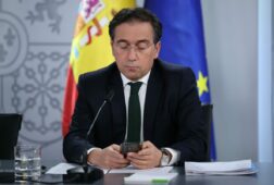 el gobierno marca distancia con el plan de macron en el estrecho de ormuz y solo participara en operaciones de paz