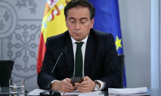 el gobierno marca distancia con el plan de macron en el estrecho de ormuz y solo participara en operaciones de paz