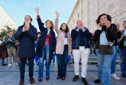 ayuso pide votar al pp en cyl para dejar al psoe en cero y mandar a sanchez a las paginas mas oscuras de la historia