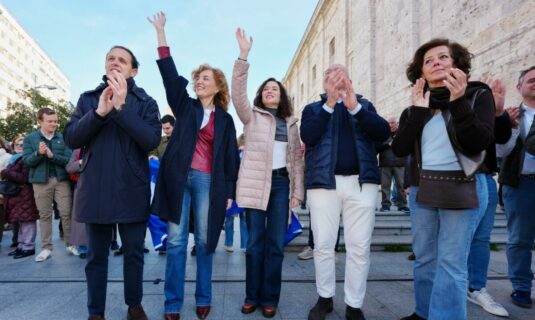 ayuso pide votar al pp en cyl para dejar al psoe en cero y mandar a sanchez a las paginas mas oscuras de la historia