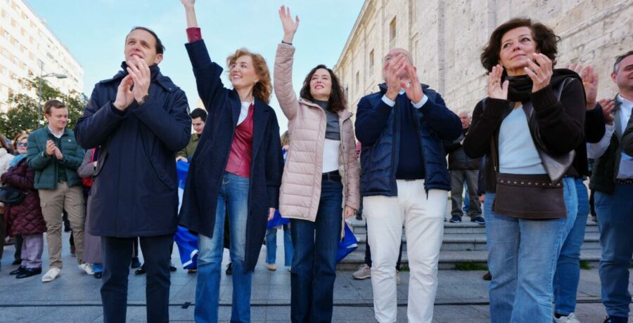 ayuso pide votar al pp en cyl para dejar al psoe en cero y mandar a sanchez a las paginas mas oscuras de la historia