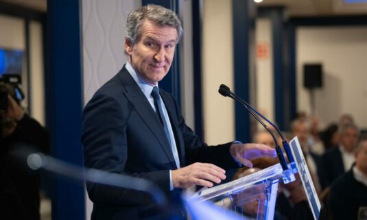 feijoo pide preservar la relacion con eeuu y acusa a sanchez de ir contra la seguridad de espana por interes electoral