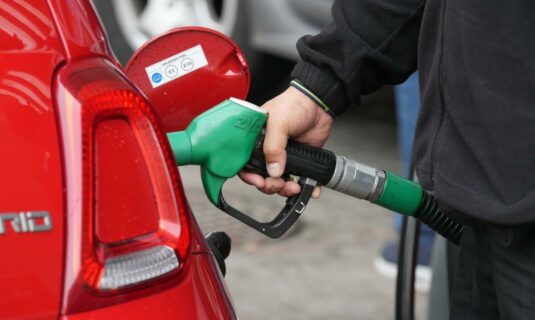 el precio del barril de brent supera los 92 dolares a pesar del anuncio de liberacion de reservas