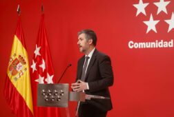 gobierno de ayuso ve a sanchez el tonto util de las dictaduras y critica que se esconda detras del no a la guerra