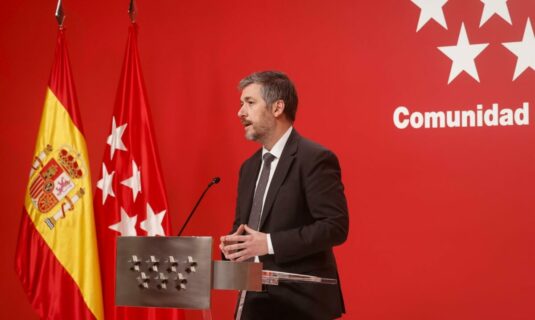 gobierno de ayuso ve a sanchez el tonto util de las dictaduras y critica que se esconda detras del no a la guerra