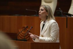 los votos en contra de vox psoe y unidas por extremadura tumban la investidura de maria guardiola